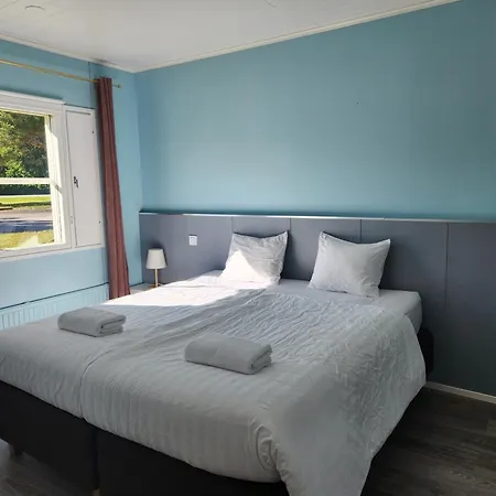 Lakesidehotelli Hotell *
